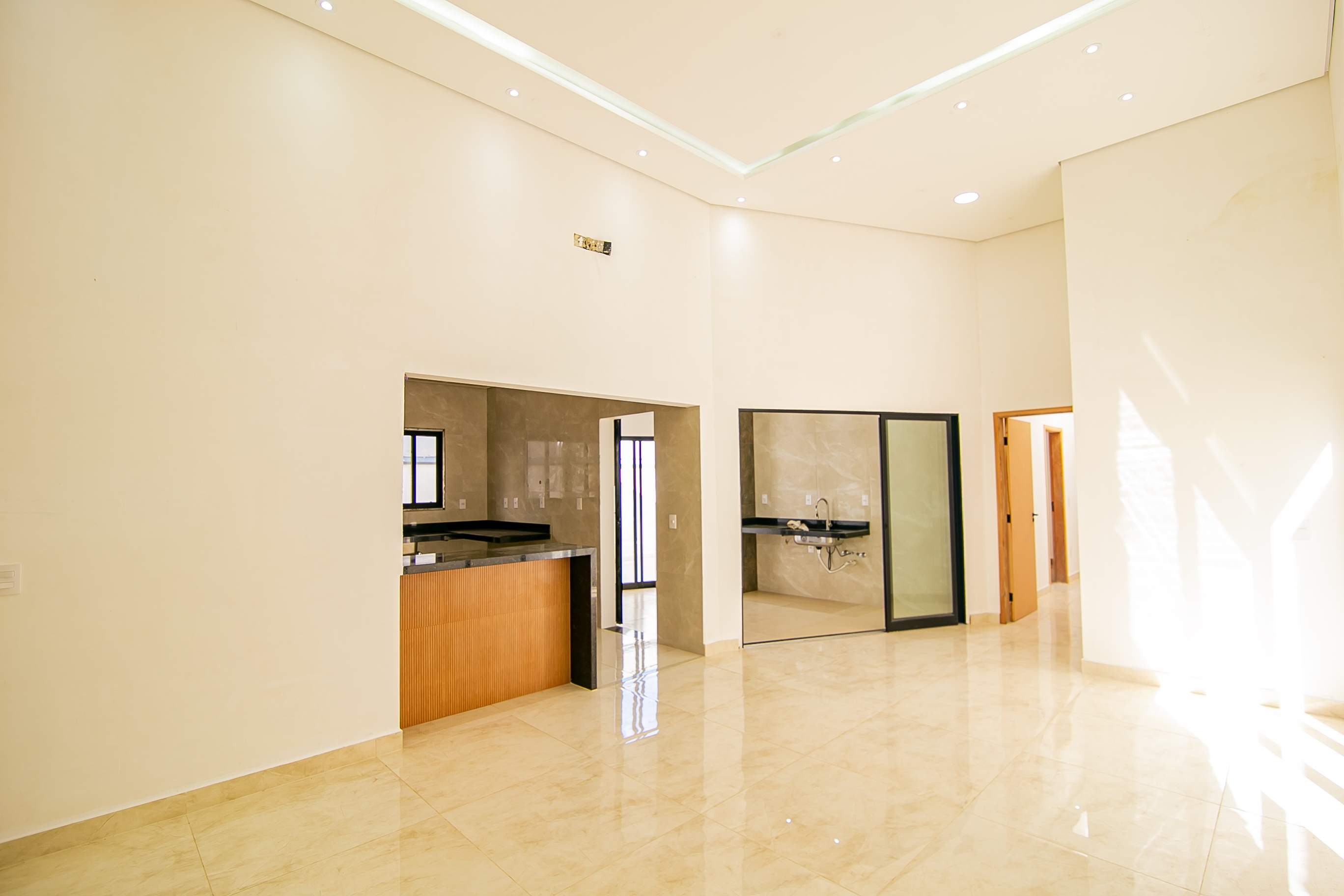 Sala de estar ampla com pé direito alto